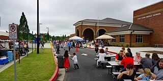 Schüler*innenversammlung vor der German School of Atlanta