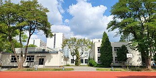 Gebäude des CLV Liceum Ogólnokształcące z Oddziałami Dwujęzycznymi imienia Bohaterek Powstania Warszawskiego