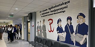 Gebäude des CLV Liceum Ogólnokształcące z Oddziałami Dwujęzycznymi imienia Bohaterek Powstania Warszawskiego