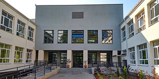 Gebäude des CLV Liceum Ogólnokształcące z Oddziałami Dwujęzycznymi imienia Bohaterek Powstania Warszawskiego