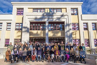 Schülerinnen und Schüler vor Gebäude der Talijanska srednja škola Dante Alighieri Pula