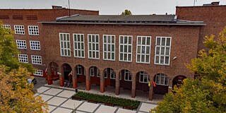 Gebäude des II Liceum Ogólnokształcące im. dr. W. Pniewskiego