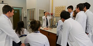 Schülerinnen und Schüler im Chemieraum des Technikum ZSK Cegielskiego