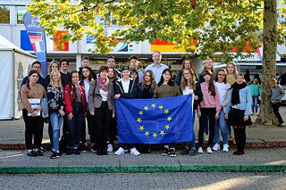 Schülerinnen und Schüler des Burgau Gymnasiums halten eine EU Fragge.