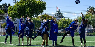 Lernende der East Bay German International School feiern ihren Abschluss.