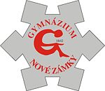 Gymnázium Nové Zámky, Logo Logo des Gymnázium Nové Zámky in der Abenddämmerung
