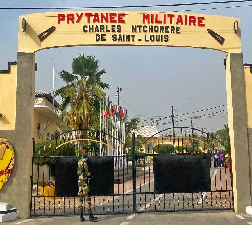 Schuleingang der Prytanée Militaire Charles N’Tchoréré de Saint-Louis