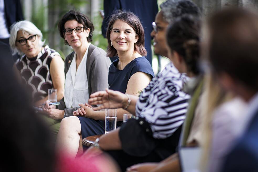 BMin Baerbock mit Absolventinnen des Programms „Femmes-relais interculturelles“ in Montreal 