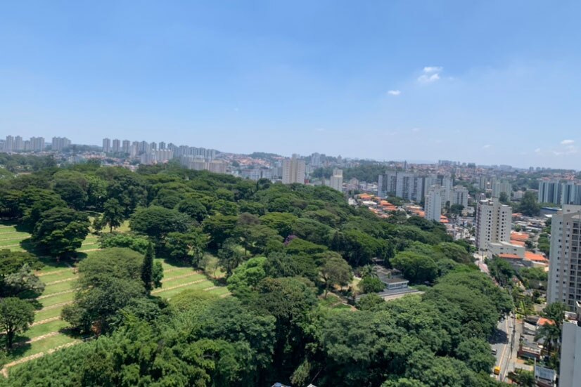 Blick vom Balkon auf eine grüne Landschaft