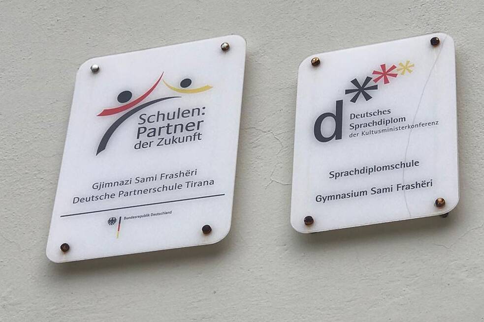 Zwei Plaketten an einer Hauswand mit dem PASCH-Logo