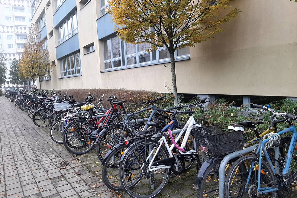 Fahrräder vor einem Gebäude im Herbst