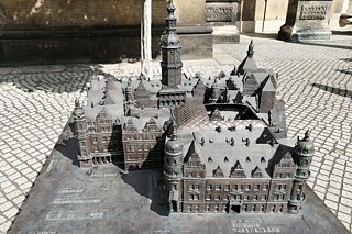 Modell einer Burg, von oben fotografiert
