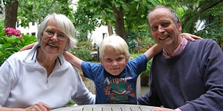 Severin (8) und seine Leihgroßeltern (beide 74)