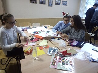 Schülerinnen und Schüler des Lyzeum Nr. 1- Profilschule Magnitogorsk beim Basteln für Weihnachten