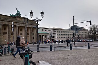 Blick von der Straße auf das Brandenburger Tor