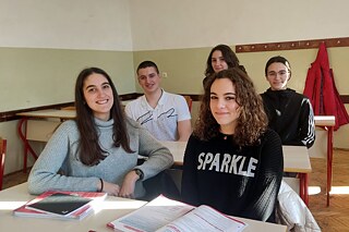 Emilija und Iva im Klassenzimmer