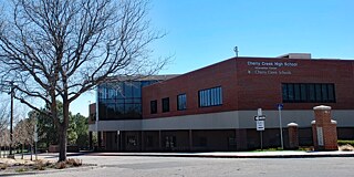 Gebäude der High School Cherry Creek
