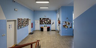 Gebäude des Gymnázium Na Pražačce in Prag