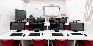 Computerraum des Gymnázium Na Pražačce in Prag