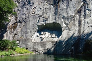 Das etwa zehn mal sechs Meter grosse Löwendenkmal im Zentrum Luzerns 