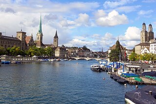 Die Zürcher Altstadt mit Fraumünster, Münsterbrücke, dem Turm von St. Peter und dem Grossmünster von der Quaibrücke