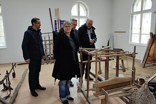 Eva und ihr Mann in einem Museum