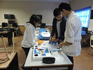 Schülerin und Schüler der Escuela Provincial de Educación Técnica N° 7 im Unterricht