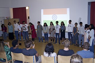 Indische Kursteilnehmer und Kursteilnehmerinnen des Jugendkurses Bremen stellen beim Länderabend ihr Land vor.