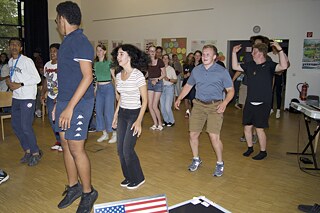 Kursteilnehmer und Kursteilnehmerinnen aus den USA tanzen.