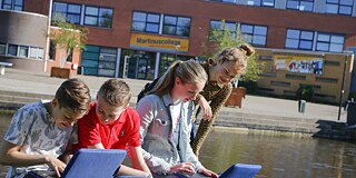 Schüler und Schülerinnen des Martinuscollege vor der Schule.