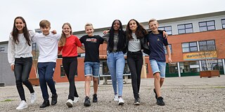 Schüler und Schülerinnen des Martinuscollege vor der Schule.
