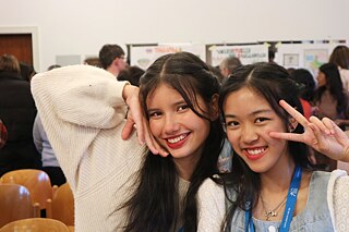 Zwei fröhliche Schülerinnen beim Jugendkurs in St. Peter Ording