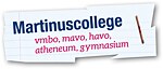 Schüler und Schülerinnen des Martinuscollege vor der Schule.