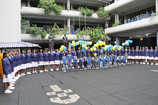 Schülerinnen des Musaeus College mit Luftballons im Schulhof