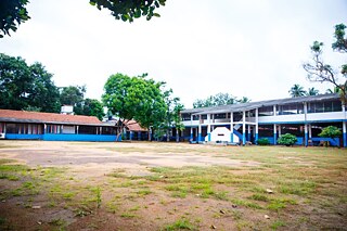 Gebäude des Jennings International College mit großer Freifläche