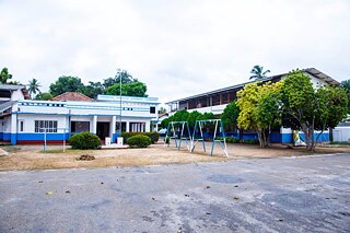 Gebäude des Jennings International College mit Spielgeräten