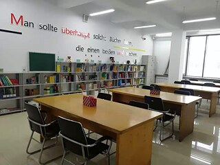 Bibliothek der Mittelschule Nr. 1 Zhangjiakou, ein Zitat ziert die Wand