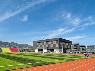 Sportplatz der Fremdsprachenschule Nr. 2 Taiyuan, blauer Himmel