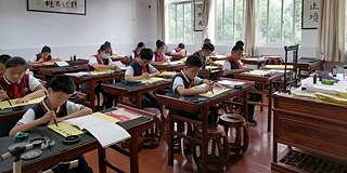 Schüler im Kalligraphieunterricht an der Shanghai Lantian Middle School