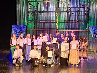 Schülerinnen und Schüler auf Bühne