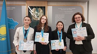 Schülerinnen und Schüler des Gymnasiums Nr. 1 in Kokteschau mit Diplomen