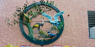 Dekoratives Relief an Ziegelaußenmauer mit Naturmotiv