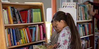 Schülerinnen in der Bibliothek der German Language School South Bay – GASANC San Jose