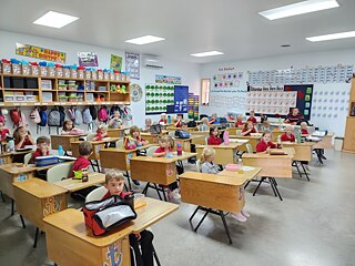 Klassenzimmer mit Kindern an Einzeltischen