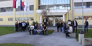 Schüler*innen vor dem Gebäude der Srednja šola Slovenska Bistrica