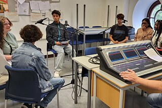 Jugendliche bei der Aufnahme eines Podcasts