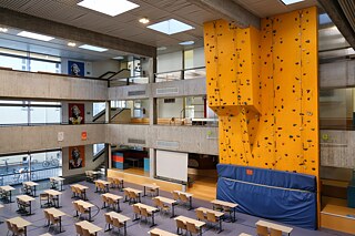 Schulfoyer mit großer Kletterwand