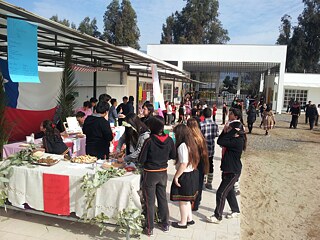 Marktstände auf dem Schulgelände, im Vordergrund Kuchenbuffet