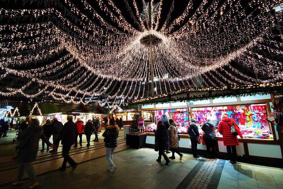 Blick auf den hell erleuchteten Internationalen Weihnachtsmarkt Essen