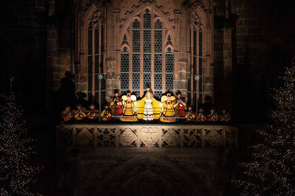 Prolog zur Eröffnung des Nürnberger Christkindlesmarkt auf dem Balkon der Frauenkirche